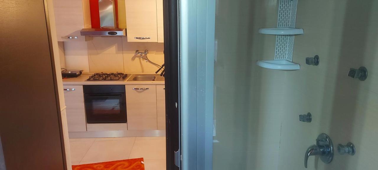 Stanza In Villa Con Giardino Con Box Doccia Idromassaggio Rent A Car Aci Bonaccorsi Exterior photo