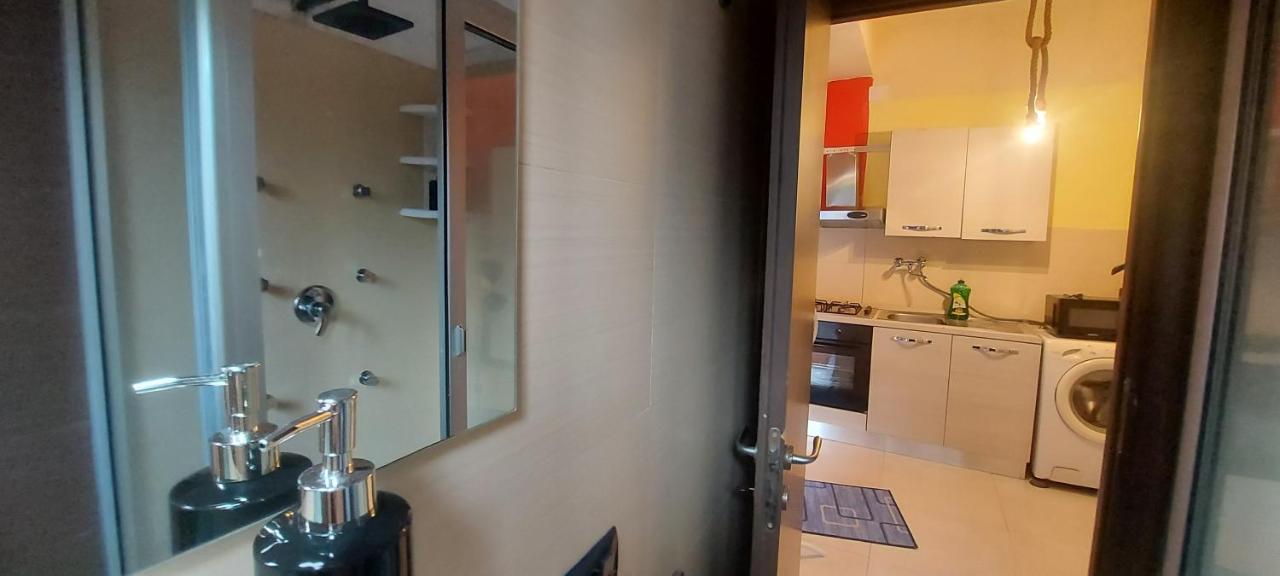 Stanza In Villa Con Giardino Con Box Doccia Idromassaggio Rent A Car Aci Bonaccorsi Exterior photo